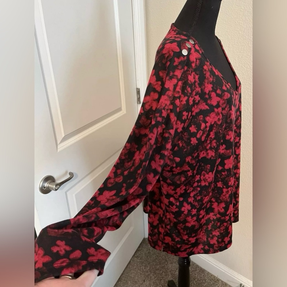 EUC ❤️Jones New York SZ 2X Black w/ red Flowers Lightweight Sweater Top❤️